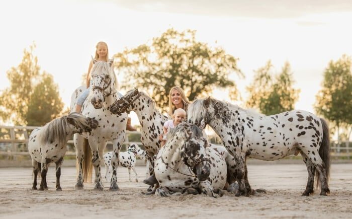 Greetje Hakvoort met haar appaloosa's en gezin op de Academy