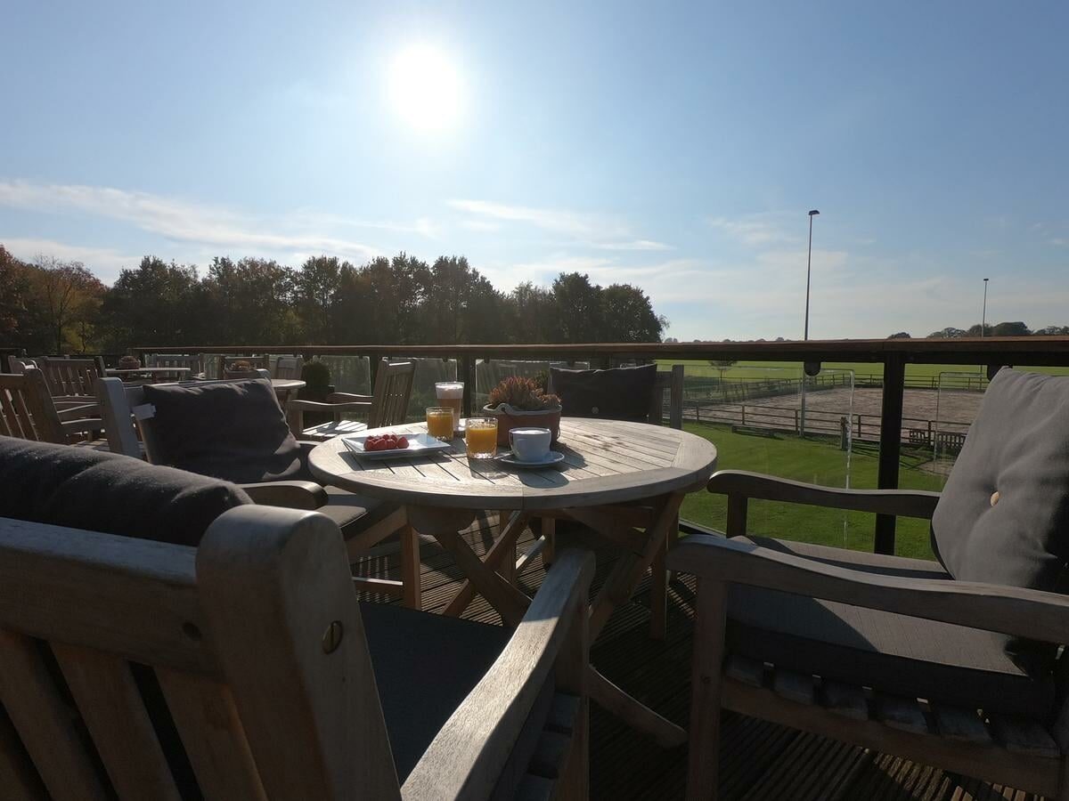Uitzicht vanaf het terras over de weilanden rond de Academy